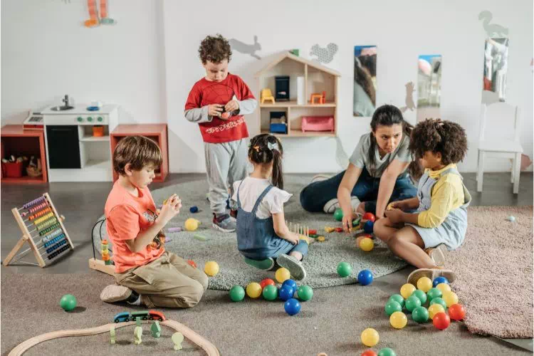 Éducatrice jouant à un jeu avec les enfants