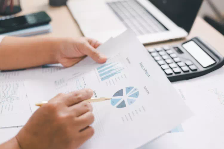 Personne qui calcule les marges d'une PME