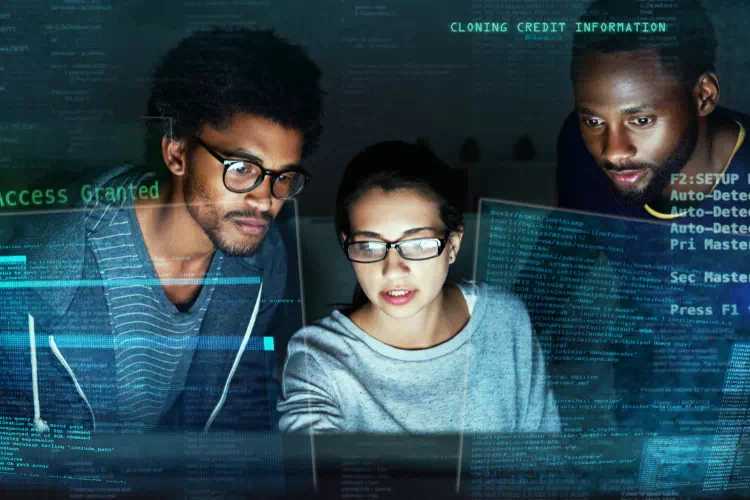 Personnes faisant le déploiement d'un service informatique autonome pour son entreprise