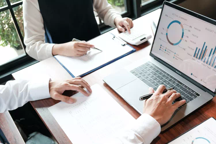 Personnes qui calculent les marges d'une PME