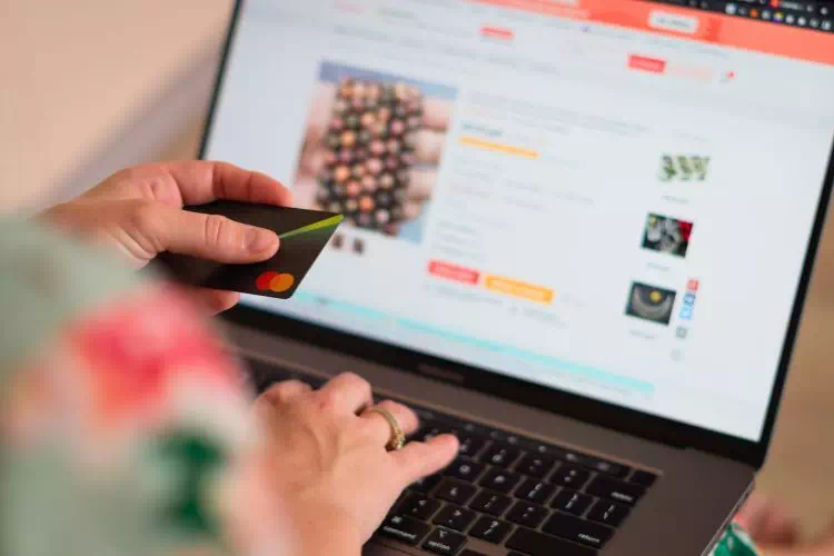 Personne faisant des achat en ligne