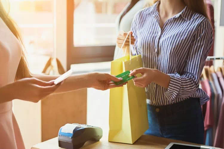 Femme faisant des achats