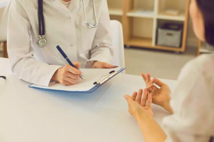 Personne en pleine consultation