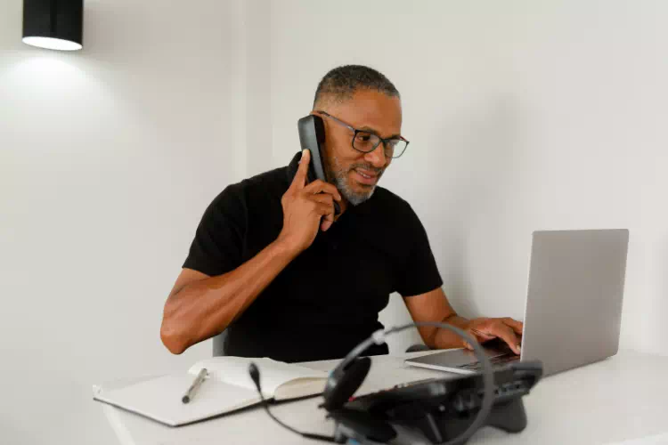 Personne faisant qui fait un recrutement par téléphone