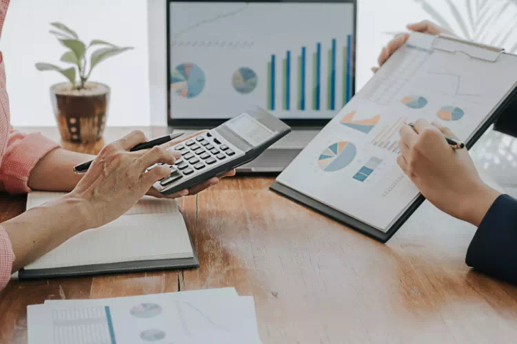 Personnes faisant du reporting terrain