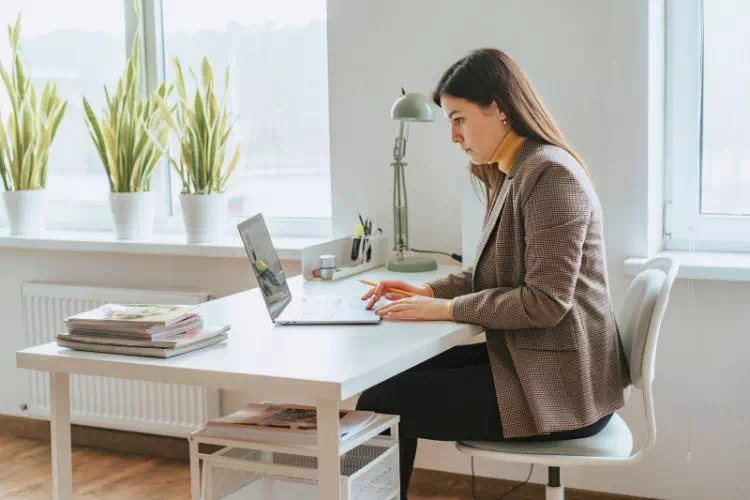 Femme travaillant sur son ordinateur portable