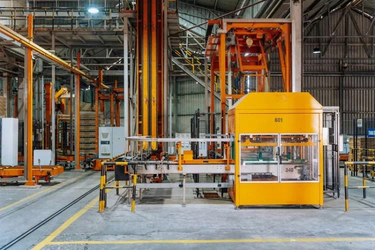 Intérieur d'une usine avec différentes structures métalliques