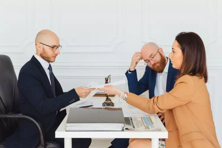 Réunion de travail pour rompre un contrat d'intérim