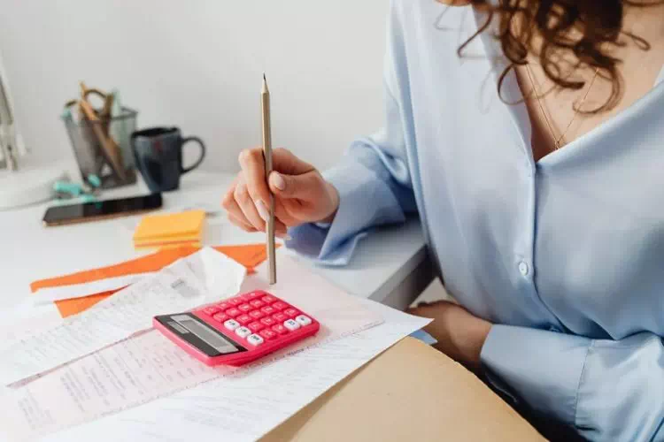 Femme vérifiant ses comptes
